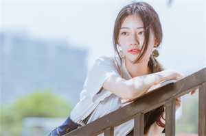 上海品茶网：The lakes, lawns, and flower beds in the garden reflect each other